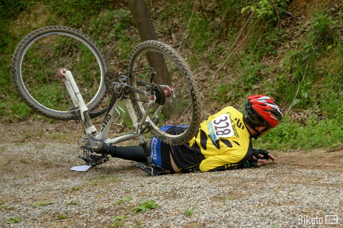 友谊赛巅峰对决!三湘火箭队小胜滇池赤兔队,冰球赛场再起波澜;二次进攻频频奏效 友谊赛巅峰对决!三湘火箭队小胜滇池赤兔队,冰球赛场再起波澜;二次进攻频频奏效